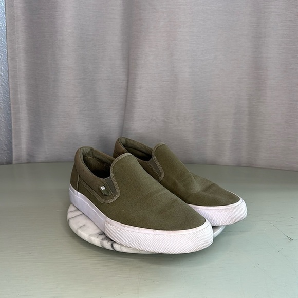 DC SLIP ON’S SIZE(9.5) - Picture 1 of 6